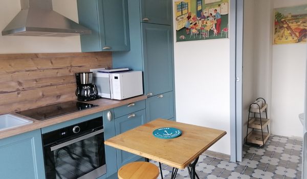 La pièce de vie salon/salle à manger avec ses tables bistrots modulables, TV, accès WIFI avec accès direct sur une grande terrasse de 50 mètres carré. La cuisine étant aussi avec un accès direct sur la terrasse, vous pouvez même cuisiner dehors !