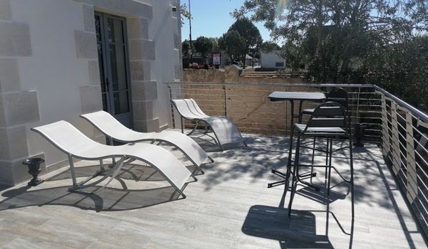 Terrasse de 40 mètres carré est idéale l’été pour déjeuner, faire un barbecue dans le jardin ou se prélasser sur des transats.