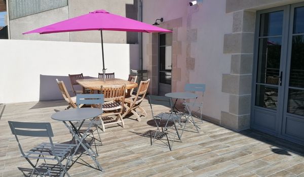 Terrasse de 40 mètres carré est idéale l’été pour déjeuner, faire un barbecue dans le jardin ou se prélasser sur des transats.
