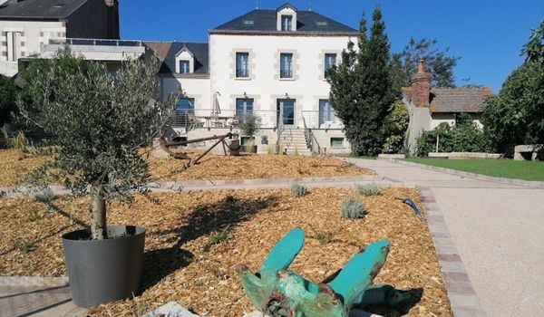 Terrasse de 40 mètres carré est idéale l’été pour déjeuner, faire un barbecue dans le jardin ou se prélasser sur des transats.