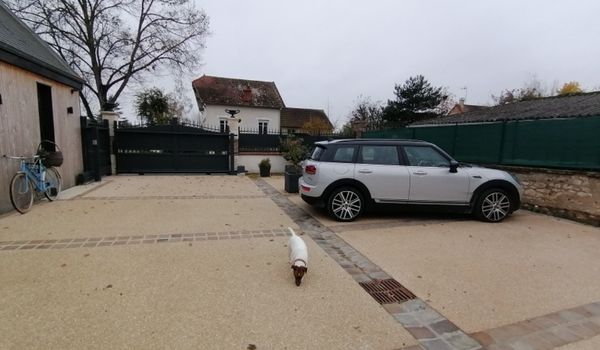 Un parking privatif avec digicode, ainsi votre véhicule sera en sécurité. A 2 mn à pied du centre-ville, pas besoin de voiture. Une rampe P.M.R démarre du parking jusqu’au pied de la terrasse ou 1 monte personne est prévu à cet effet.