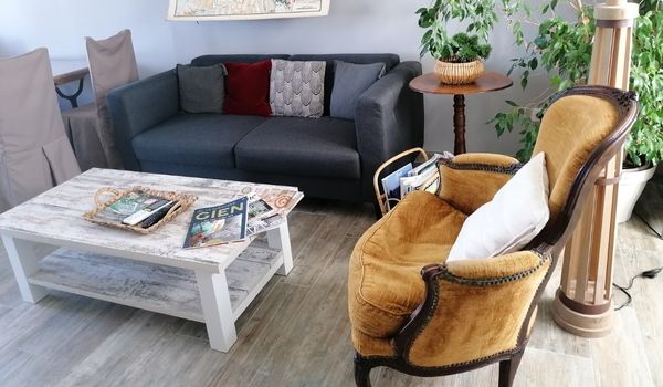 La pièce de vie salon/salle à manger avec ses tables bistrots modulables, TV, accès WIFI avec accès direct sur une grande terrasse de 50 mètres carré. La cuisine étant aussi avec un accès direct sur la terrasse, vous pouvez même cuisiner dehors !