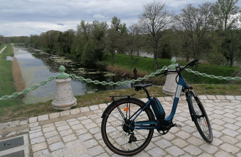 balades vélos vous sont proposées, thème de l'histoire Briare /Chatillon, Émaux ou Faune et flore.