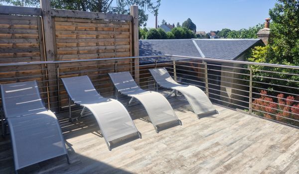 Notre grande terrasse de 40 mètres carré est idéale l’été pour déjeuner, faire un barbecue dans le jardin ou se prélasser sur des transats. Un brise vue est installé pour plus de tranquillité…
