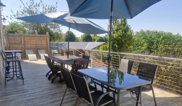 Notre grande terrasse de 40 mètres carré est idéale l’été pour déjeuner, faire un barbecue dans le jardin ou se prélasser sur des transats. Un brise vue est installé pour plus de tranquillité…