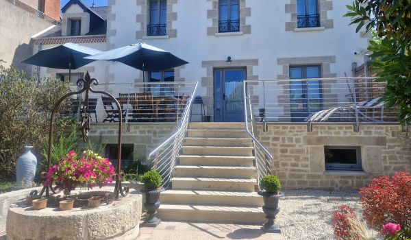Notre grande terrasse de 40 mètres carré est idéale l’été pour déjeuner, faire un barbecue dans le jardin ou se prélasser sur des transats. Un brise vue est installé pour plus de tranquillité…