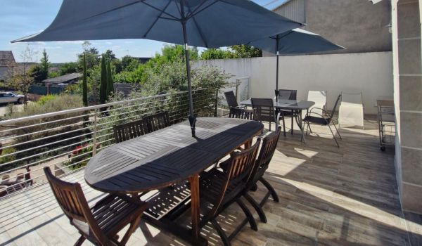 Notre grande terrasse de 40 mètres carré est idéale l’été pour déjeuner, faire un barbecue dans le jardin ou se prélasser sur des transats. Un brise vue est installé pour plus de tranquillité…
