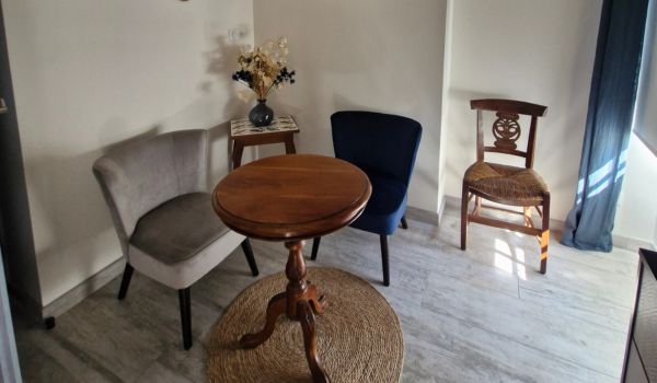 La pièce de vie salon/salle à manger avec ses tables bistrots modulables, TV, accès WIFI avec accès direct sur une grande terrasse de 50 mètres carré. La cuisine étant aussi avec un accès direct sur la terrasse, vous pouvez même cuisiner dehors !