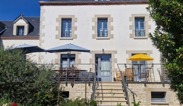 Notre grande terrasse de 40 mètres carré est idéale l’été pour déjeuner, faire un barbecue dans le jardin ou se prélasser sur des transats. Un brise vue est installé pour plus de tranquillité…