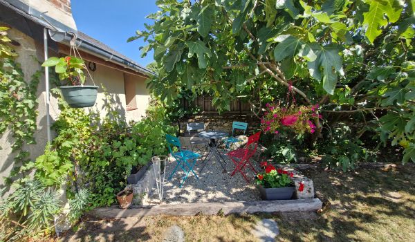 Notre grande terrasse de 40 mètres carré est idéale l’été pour déjeuner, faire un barbecue dans le jardin ou se prélasser sur des transats. Un brise vue est installé pour plus de tranquillité…