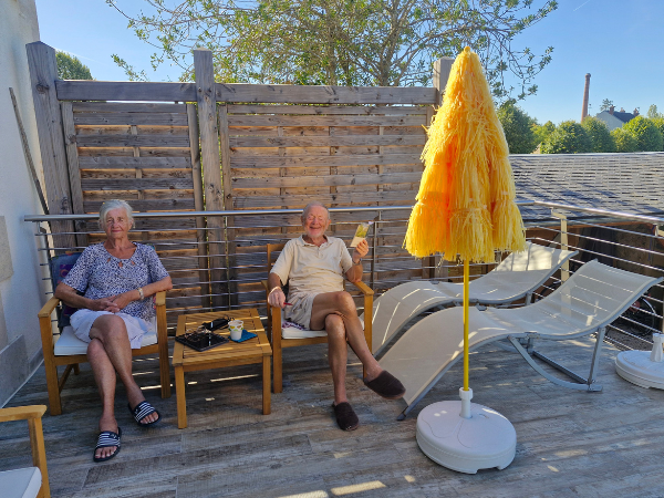Chambre PMR avec accès direct sur la terrasse pour votre confort.