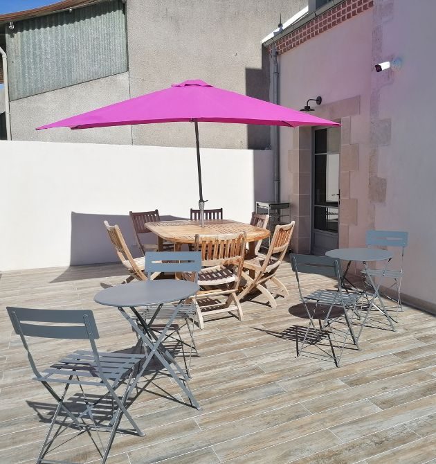 Terrasse de 40 mètres carré est idéale l’été pour déjeuner, faire un barbecue dans le jardin ou se prélasser sur des transats.