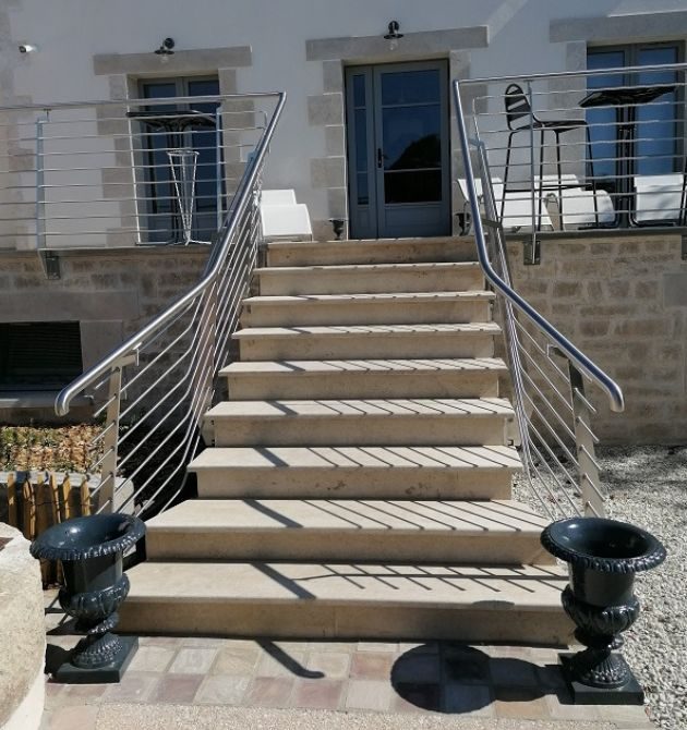 Terrasse de 40 mètres carré est idéale l’été pour déjeuner, faire un barbecue dans le jardin ou se prélasser sur des transats.