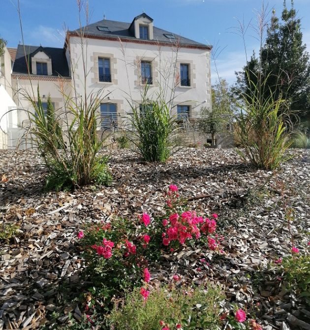 Terrasse de 40 mètres carré est idéale l’été pour déjeuner, faire un barbecue dans le jardin ou se prélasser sur des transats.