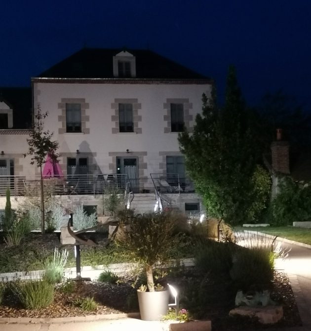 Terrasse de 40 mètres carré est idéale l’été pour déjeuner, faire un barbecue dans le jardin ou se prélasser sur des transats.