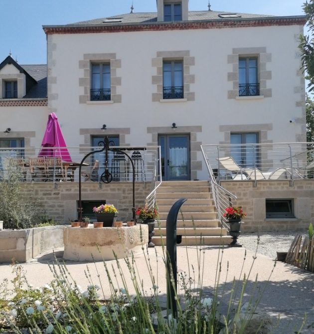 Terrasse de 40 mètres carré est idéale l’été pour déjeuner, faire un barbecue dans le jardin ou se prélasser sur des transats.